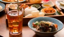 Berbagai jenis minuman jamu tradisional yang berkhasiat, disajikan dalam gelas kaca dengan tampilan modern dan sentuhan segar.