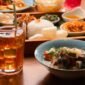 Berbagai jenis minuman jamu tradisional yang berkhasiat, disajikan dalam gelas kaca dengan tampilan modern dan sentuhan segar.