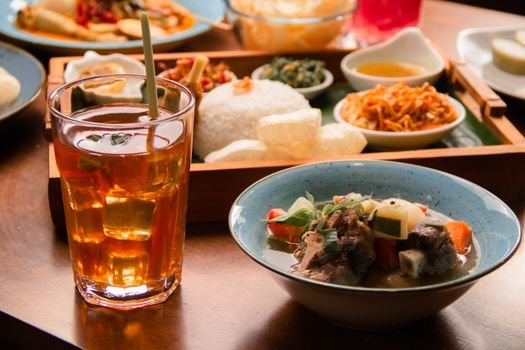 Berbagai jenis minuman jamu tradisional yang berkhasiat, disajikan dalam gelas kaca dengan tampilan modern dan sentuhan segar.