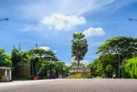 Seorang perempuan muda terlihat menikmati secangkir kopi hangat di balkon apartemennya di Jakarta, dengan latar belakang gedung pencakar langit yang menjulang tinggi, merefleksikan momen ketenangan di tengah hiruk pikuk perkotaan. Pemandangan ini menggambarkan bagaimana filosofi