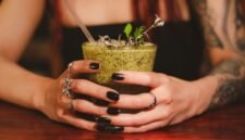 Gelas-gelas jamu dengan tampilan modern dan estetik tersaji di sebuah kafe, menunjukkan bagaimana ramuan tradisional ini kini menjadi bagian dari gaya hidup sehat kekinian yang menarik perhatian generasi muda. Berbagai varian jamu dengan tambahan buah atau rempah segar menambah daya tarik minuman kesehatan asli Indonesia.