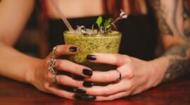 Gelas-gelas jamu dengan tampilan modern dan estetik tersaji di sebuah kafe, menunjukkan bagaimana ramuan tradisional ini kini menjadi bagian dari gaya hidup sehat kekinian yang menarik perhatian generasi muda. Berbagai varian jamu dengan tambahan buah atau rempah segar menambah daya tarik minuman kesehatan asli Indonesia.