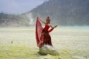 Pemandangan ikonik Kawah Putih Ciwidey yang memukau, menampilkan danau belerang berwarna toska pucat diapit tebing-tebing kapur putih dan pepohonan kering, siap memanjakan mata para pengunjung. Suasana mistis yang ditawarkan kawah vulkanik ini menjadi daya tarik utama bagi wisatawan yang mencari pengalaman alam tak biasa.