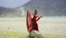 Pemandangan ikonik Kawah Putih Ciwidey yang memukau, menampilkan danau belerang berwarna toska pucat diapit tebing-tebing kapur putih dan pepohonan kering, siap memanjakan mata para pengunjung. Suasana mistis yang ditawarkan kawah vulkanik ini menjadi daya tarik utama bagi wisatawan yang mencari pengalaman alam tak biasa.